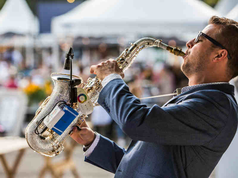 festival dj met saxofonist sax up the dj boris culifeest gouda 800x600